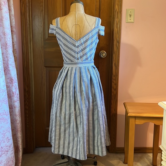 EUC WHBM  Blue & White Seersucker Dress Size 2 with pockets - Picture 7 of 14